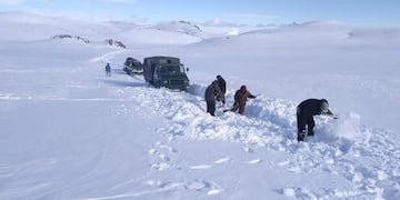 Gendarmería rescató a una mujer de 90 años que estaba varada por la nieve