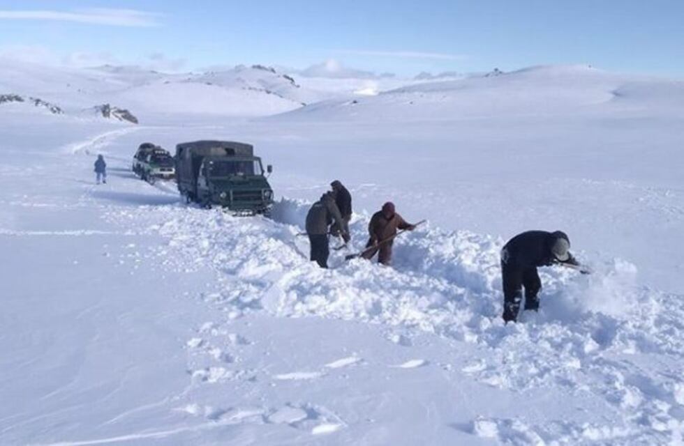 Gendarmería rescató a una mujer de 90 años que estaba varada por la nieve