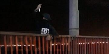 La policía puso en resguardo a un joven que intentó tirarse del puente Mosconi