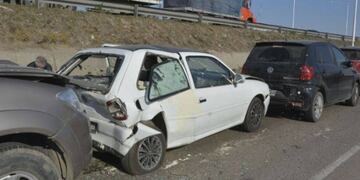 En el choque en cadena, la pero parte se la llevó el Gol quien quedó atrapado entre la camioneta el Mini Cooper\u002E