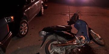 Dos motociclistas heridos tras chocar contra un auto estacionado