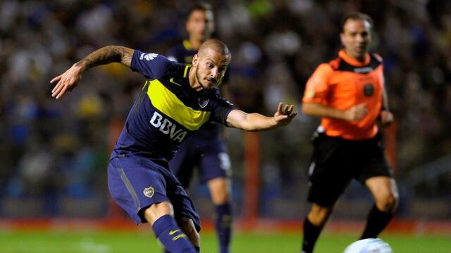 Boca Juniors' forward Dario Benedetto shoots the ball during their Argentina First Divsion football match against Defensa y Justicia at La Bombonera stadium in Buenos Aires, on April 1, 2017. / AFP PHOTO / ALEJANDRO PAGNI cancha de boca juniors Dario Benedetto campeonato torneo primera division 2016 2017 futbol futbolistas partido boca juniors defensa y justicia