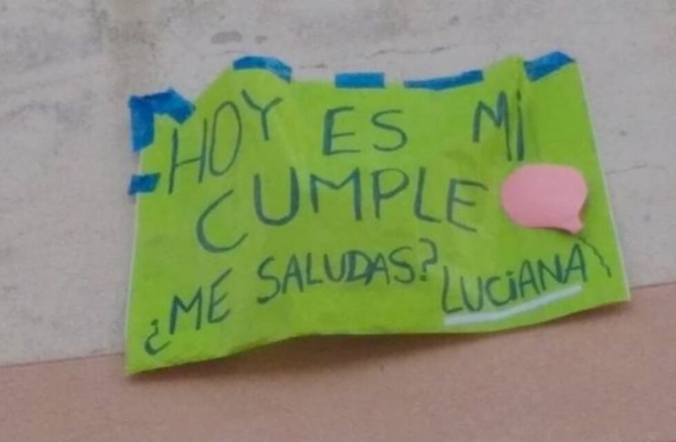 Con un cartel, una niña pide que la saluden para su cumpleaños en cuarentena