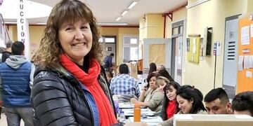 Legisladora Mónica Urquiza , emitiendo su voto\u002E