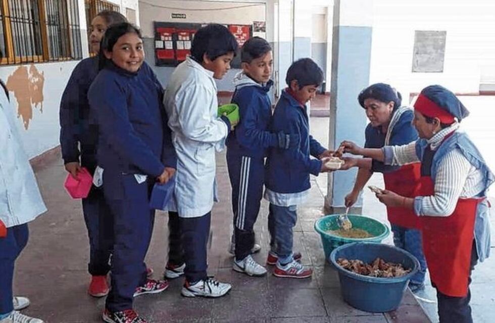 En una escuela salteña sirven la comida en baldes plásticos