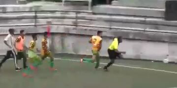 Un árbitro venezolano fue brutalmente golpeado tras cobrar un tiro libre en un partido de la tercera división local\u002E