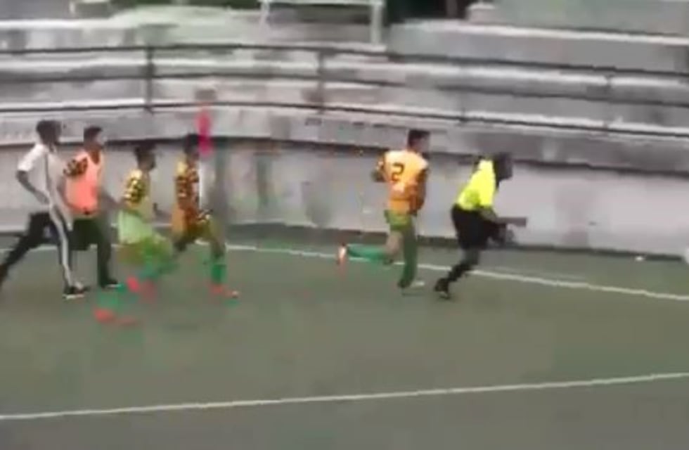 Brutal paliza a un árbitro venezolano tras cobrar un tiro libre