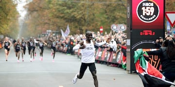 Quién es el primer atleta en terminar una carrera en menos de dos horas