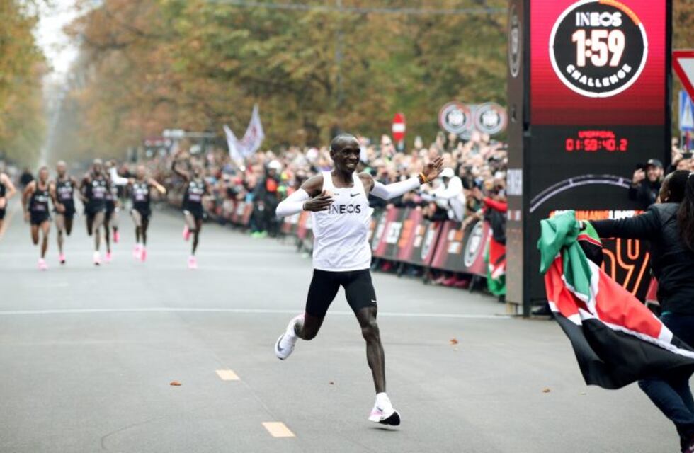 Quién es el primer atleta en terminar una carrera en menos de dos horas