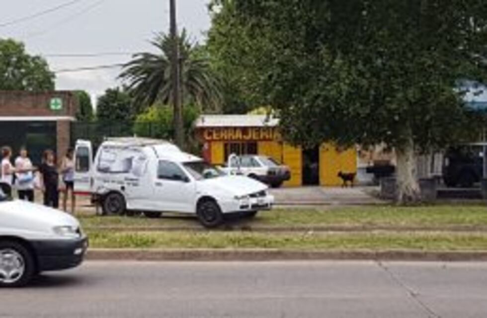 Utilitario sufrió un violento choque en la zona norte en una esquina con los semáforos apagados