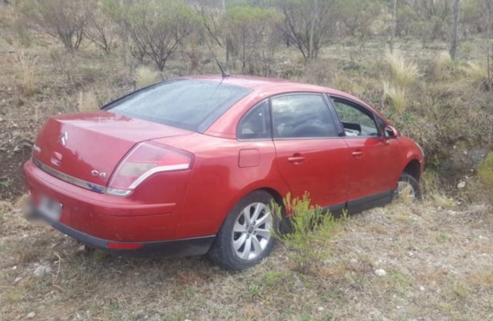 Dejó el auto con las llaves puestas, se lo robaron y además se lo chocaron