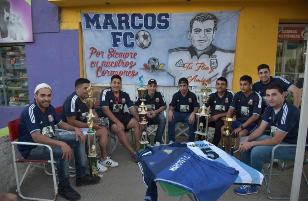 Ya no está con ellos, pero los amigos le pusieron su nombre al equipo de fútbol