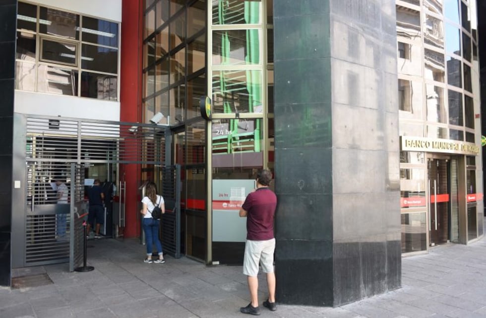 Bancarios piden terminar con el sistema de turnos y volver a la atención presencial