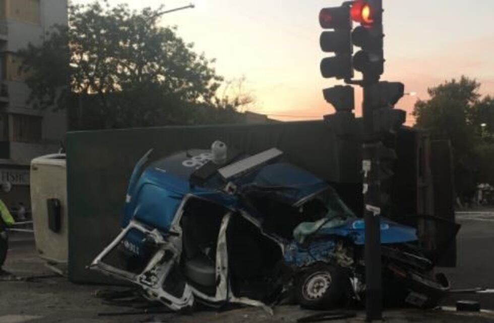 Dos policías muertos al chocar con un camión en medio de una persecución en Pompeya