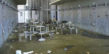 La pelea en el Penal de Piu00f1ero terminu00f3 con dos heridos.