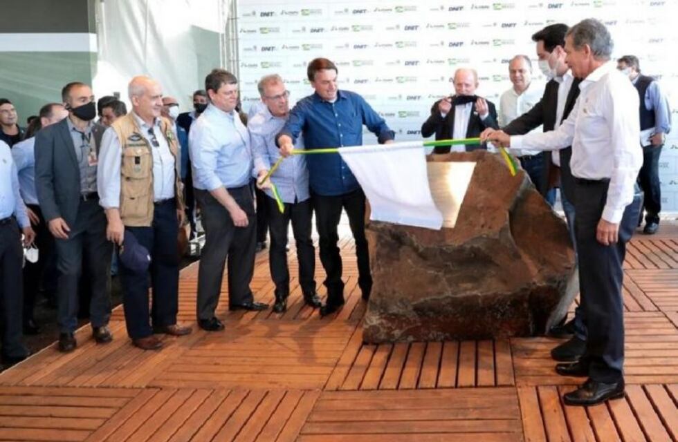 Bolsonaro participó de la colocación de la piedra fundacional de una obra en Foz