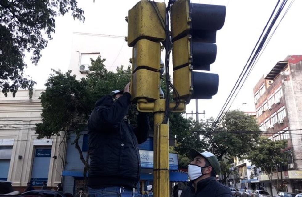 Compraron insumos y reparan semáforos rotos