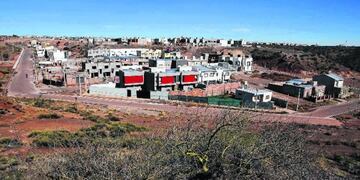 La ladera de la barda es el sitio elegido para instalar casillas\u002E El Municipio ordenará las locaciones que tengan más de 200 familias\u002E