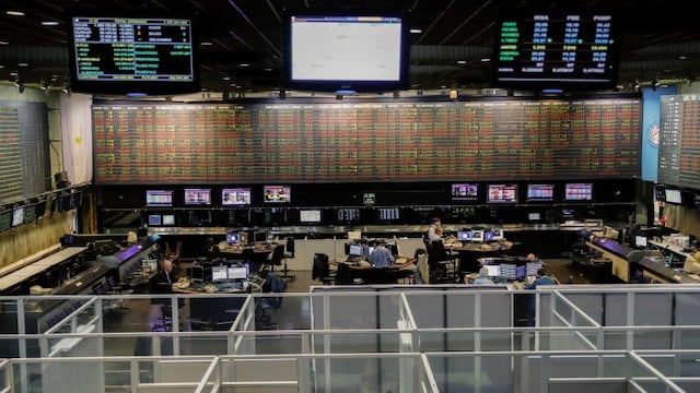 BAS005. BUENOS AIRES (ARGENTINA), 10/05/2018.- Vista general de la bolsa de Valores de Buenos Aires (Argentina) hoy, jueves 10 de mayo de 2018. El crédito que Argentina pidió al Fondo Monetario Internacional (FMI) para paliar la abrupta caída del peso sigue avivando el debate político mientras el ministro de Hacienda, Nicolás Dujovne, se reúne hoy en Washington con la titular del organismo, Christine Lagarde, para avanzar en las negociaciones. EFE/David Fernándeze ciudad de buenos aires pedido rescate auxilio fondo monetario internacional FMI bolsa de comercio