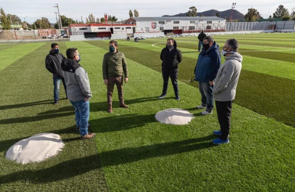Nueva cancha con césped sintético y avance con playones deportivos