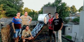 Alumnos rosarinos arman termotanques solares para familias vulnerables (UNR)