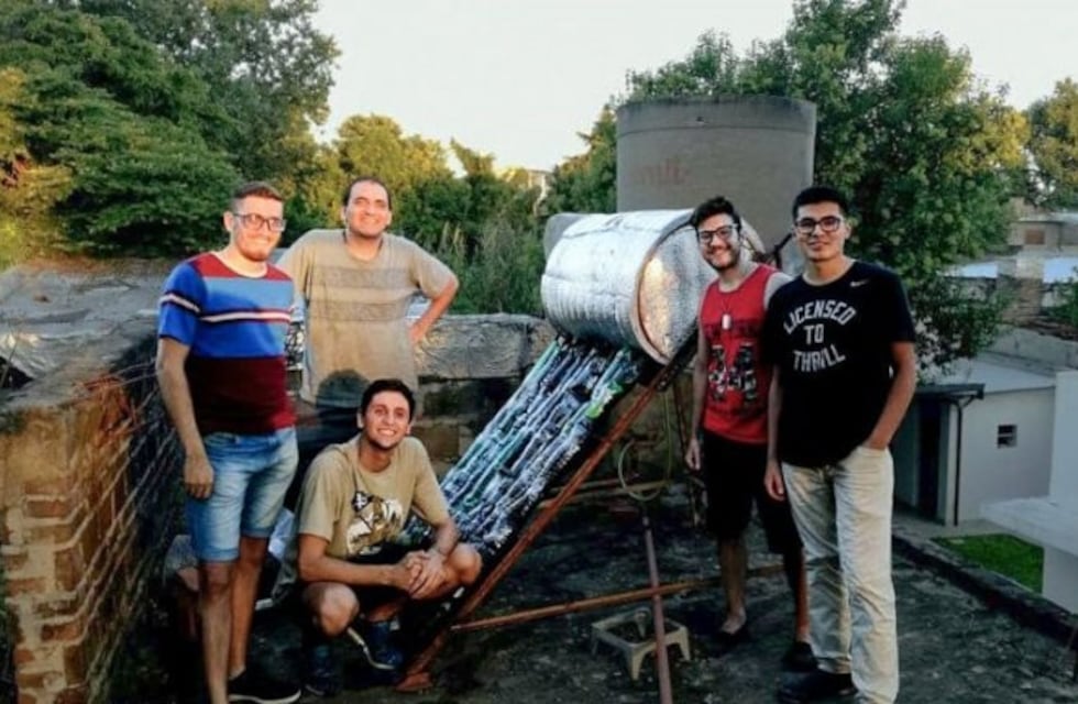 Alumnos rosarinos arman termotanques solares y los donan a familias carenciadas