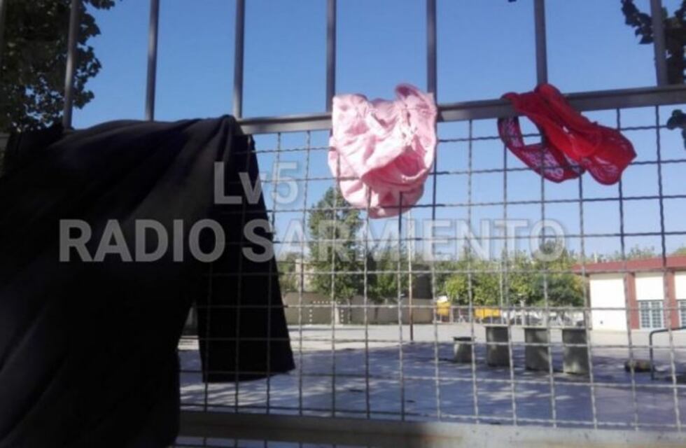 Usaron de tendedero un polideportivo escolar: colgaron bombachas y calzoncillos