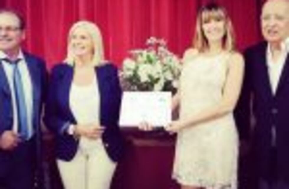 La periodista Carolina Coscarelli recibió diploma de DT