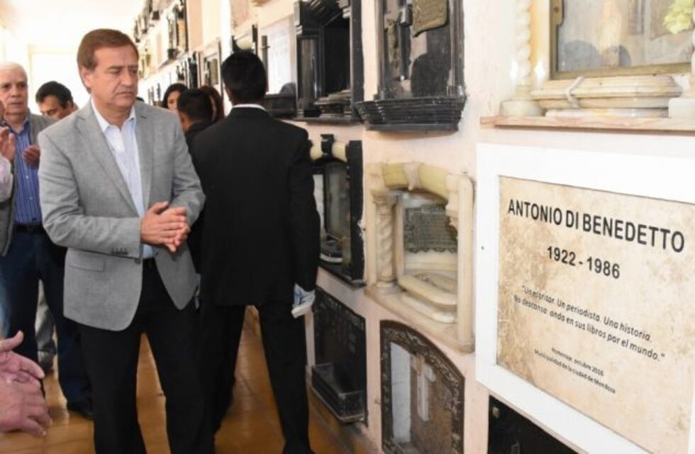 Los restos de Antonio Di Benedetto fueron trasladados al "Panteón de los notables"