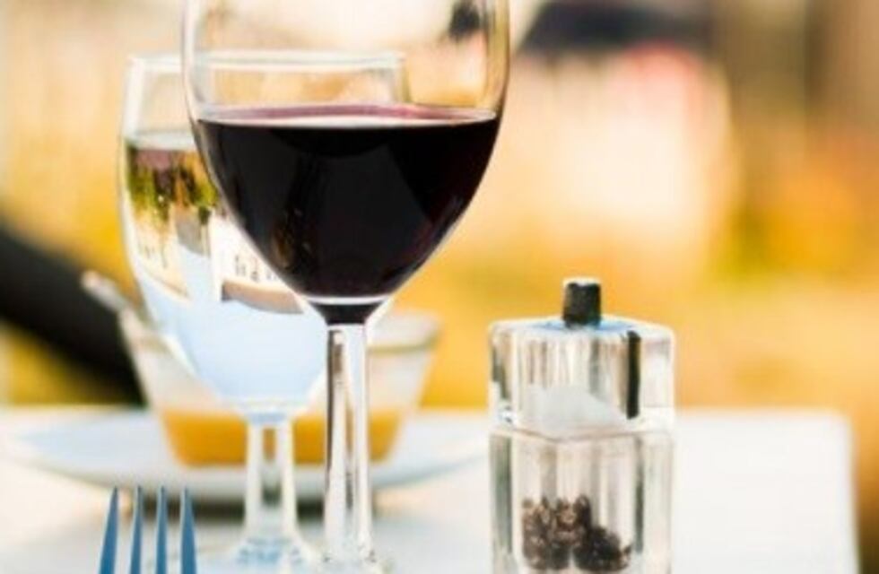 ¡Un crimen!, denuncian la importación de vino chileno con agua