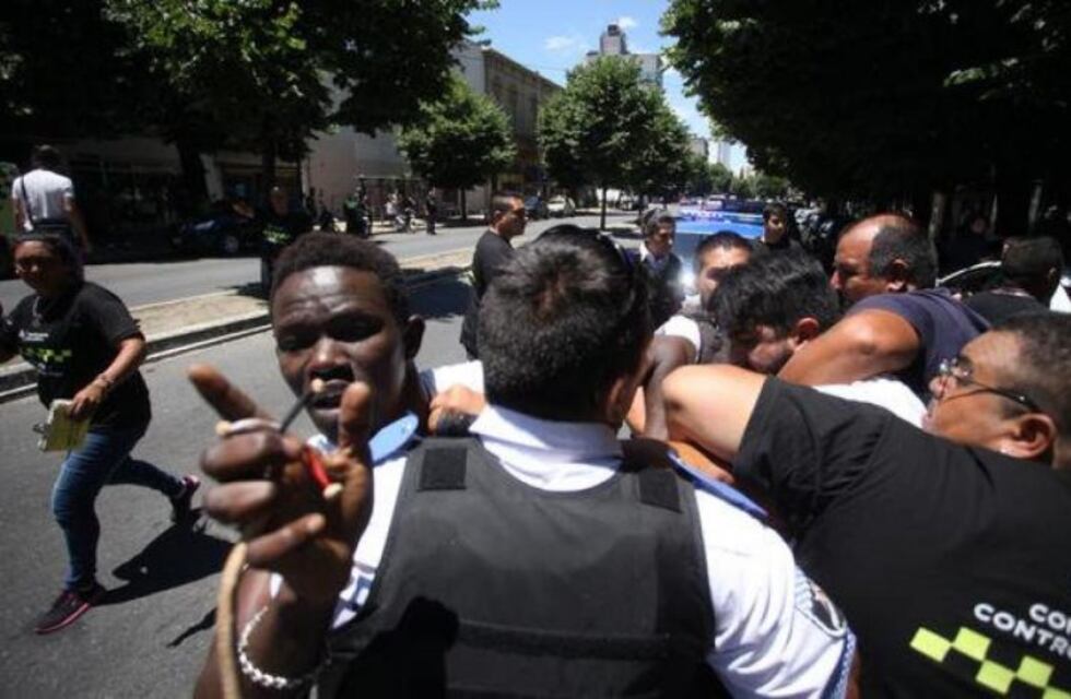 Tras el enfrentamiento con la policía, los manteros marchan en La Plata