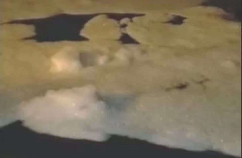 Denuncian que depositan líquidos de dudosa procedencia en el mar de Madryn