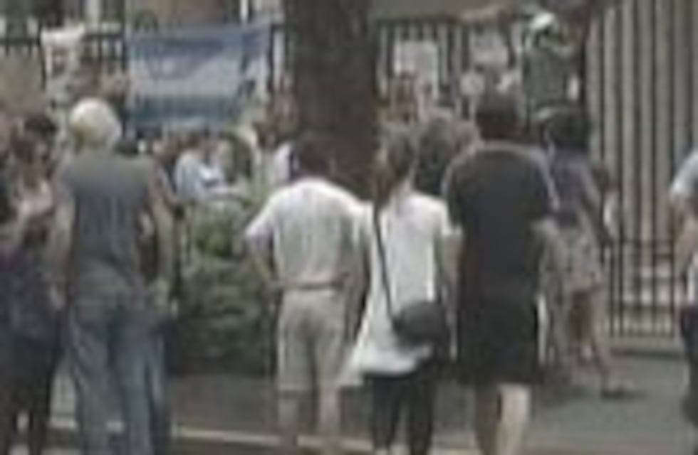 Cientos de personas se acercaron a la embajada de Cuba para homenajear a Fidel Castro