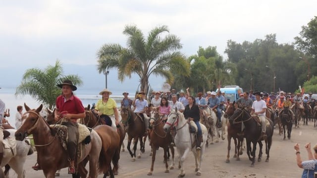 Más de 700 jinetes se juntaron a la vera del lago San Roque\u002E (Foto: Municipal)\u002E