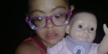 Cielo y su muñeca Oli \nCrédito: AHORA