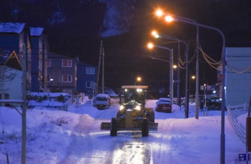 El Municipio realiza despeje de nieve, enripiado y riego con fundente para prevenir el hielo