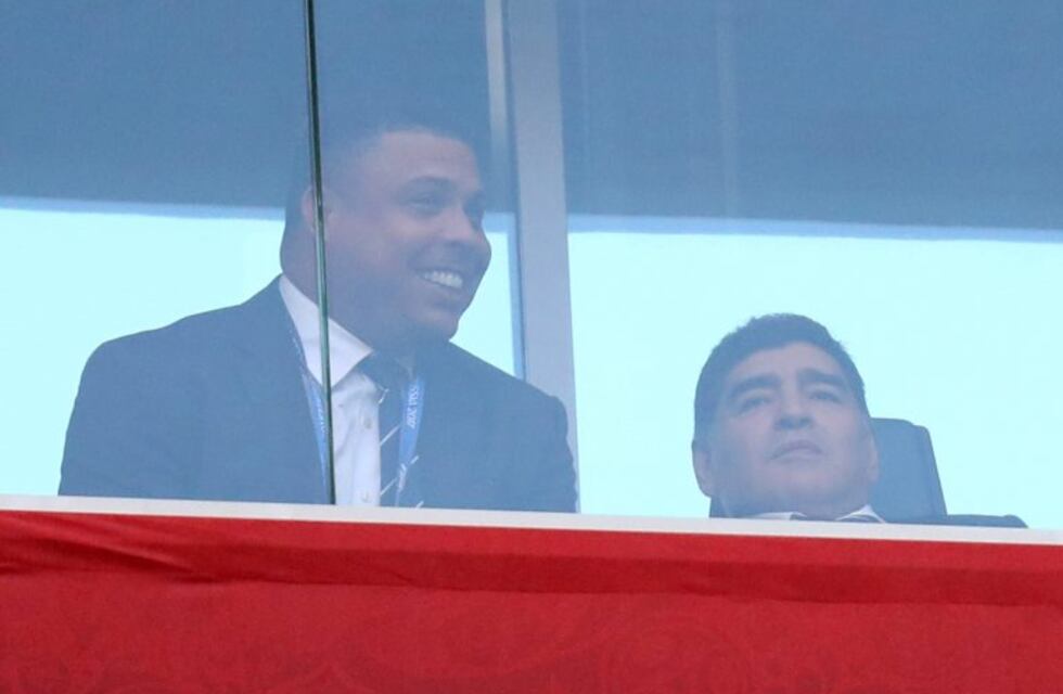 Maradona asistió a la final de la Copa Confederaciones y se tomó una foto con Ronaldo