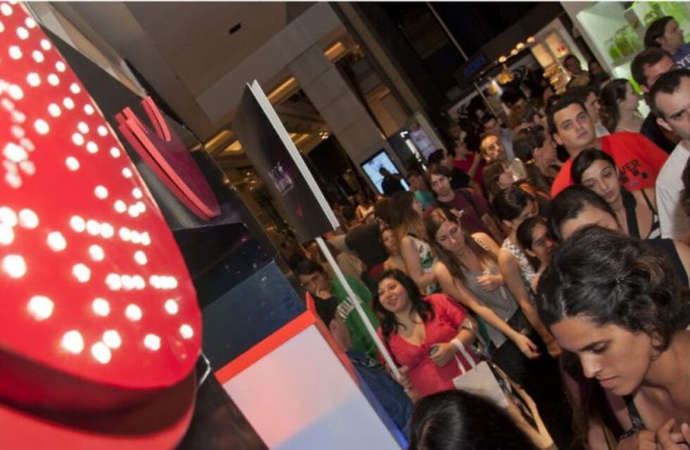 Shopping cordobés cambia su decoración navideña por un regalo para un niño