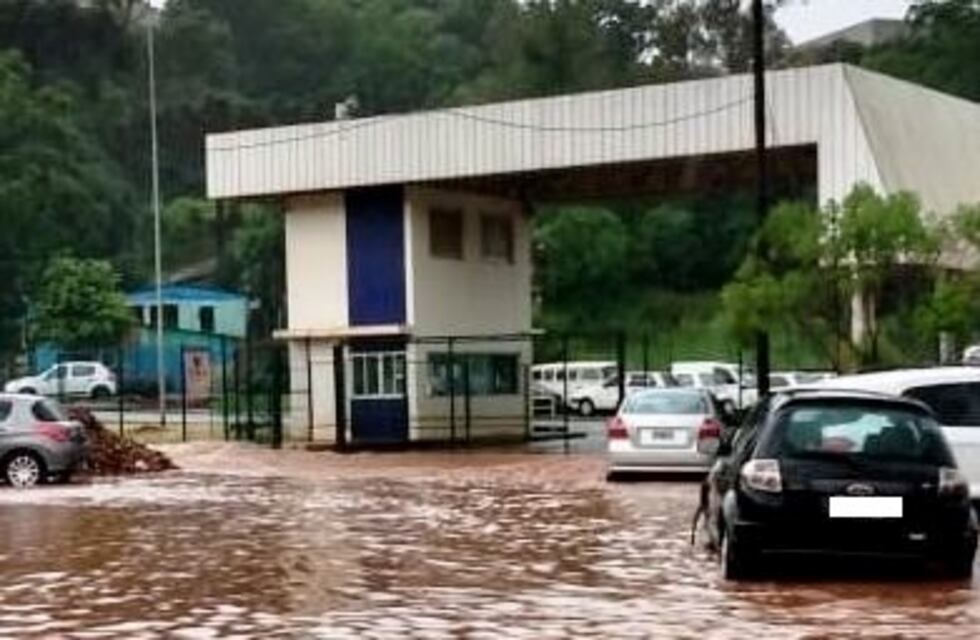 Llovió mucho, desbordó el Pepirí y se inundó la Aduana de Irigoyen