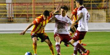 Lucas Oviedo, uno de los puntos altos del local\u002E (Prensa Sarmiento)