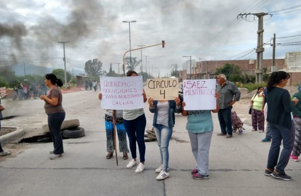 Vecinos de El Círculo cortaron la ruta 26 para exigir obras en su barrio