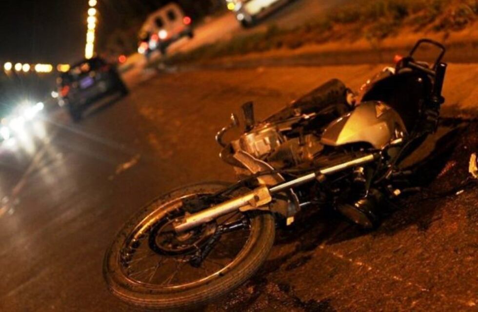 Por culpa de un bache un motociclista se estrelló contra un auto estacionado