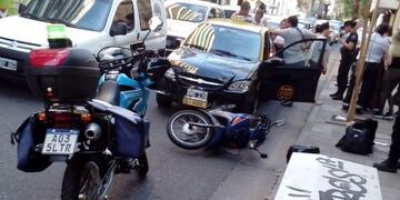 Taxi chocó a una moto en Italia y Rioja