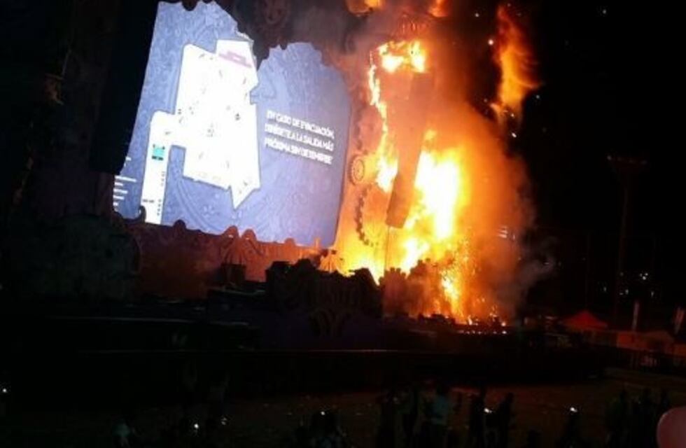 Barcelona: evacúan festival de música electrónica por incendio en el escenario principal