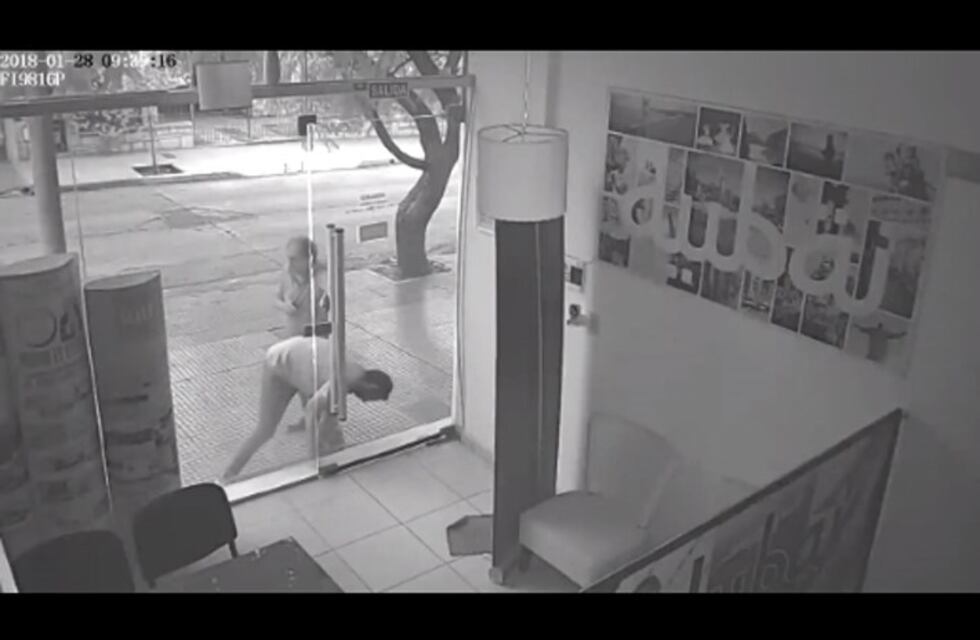 El video de un robo a plena luz del día en una agencia de viajes del Cerro
