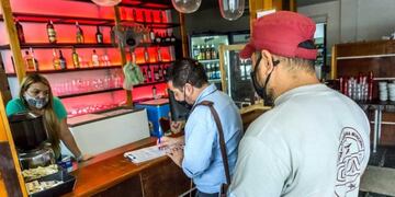 Detectan infracciones a protocolos sanitarios en 11 bares de Pichincha (@CaroLabayru)