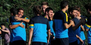 FC Barcelona's Lionel Messi from Argentina, center, Jonathan dos Santos, from Mexico, second left, and Alexis Sanchez, from Chile, right, attend the first training session of the 2012-2013 football season at the Sports Center FC Bacelona Joan Gamper in San Joan Despi, Spain, Tuesday, July 17, 2012\u002E (AP Photo/Manu Fernandez) españa San Juan Despi Lionel Messi futbol primer entrenamiento del barcelona de la temporada futbolistas