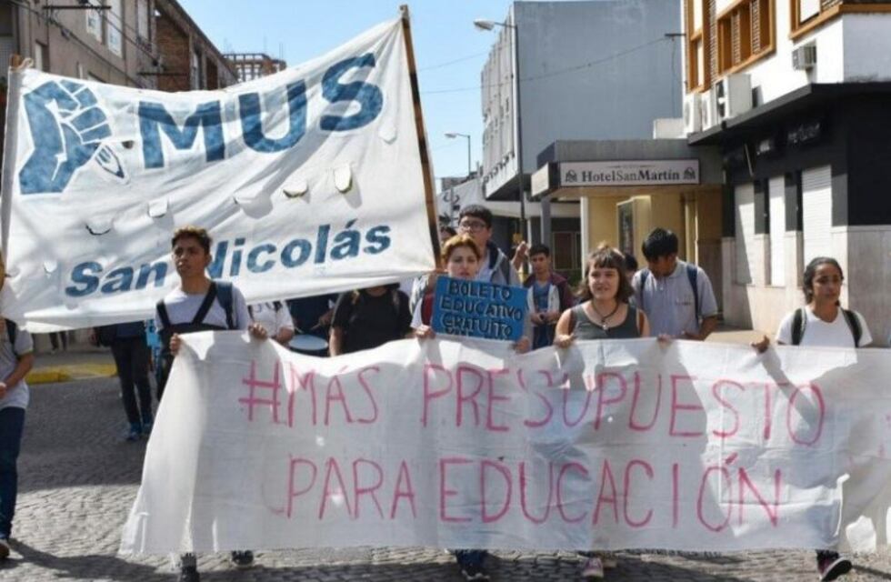 Estudiantes secundarios se manifestaron por más presupuesto y boleto gratuito