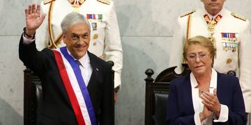 El presidente chileno, Sebastian Pinera y la presidenta saliente Michelle Bachelet durante el traspaso de mando en el Congreso en Valparaíso, Chile, el 11 de marzo de 2018\u002E Crédito: AFP PHOTO / CLAUDIO REYES\u002E