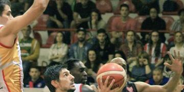 Con un Luciano González imparable, bien respaldado por el uruguayo García Morales, la Gloria empezó con todo\u002E